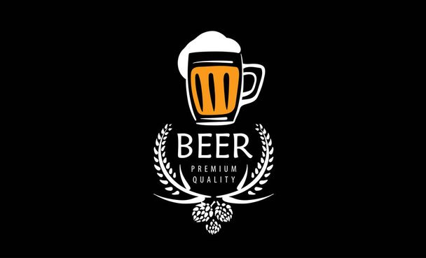 Векторный логотип с нарисованной кружкой пива на черном фоне - Вектор,изображение