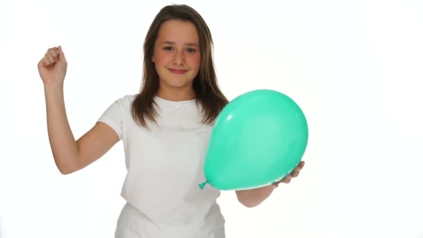 νεαρή κοπέλα περίπου για να τσιμπήσει ένα μπαλόνι κόμμα - Πλάνα, βίντεο