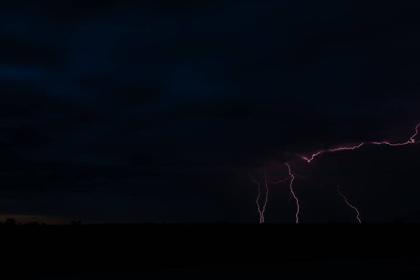 Удары молнии в начале Ла-Нины в центральной части Австралии, весенняя погода 2021 - Фото, изображение