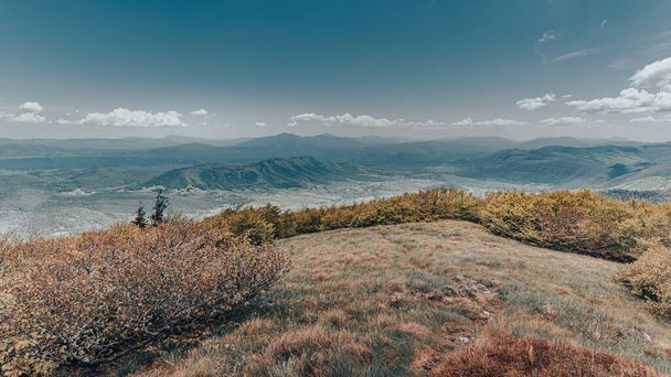 Όμορφη πανοραμική θέα του χωριού Donji Lapac από την κορυφή Ozeblin, Λίκα, Κροατία. - Φωτογραφία, εικόνα