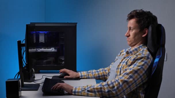 Riippuvainen pelejä mies pelaa jatkuvasti istuu tietokoneella - Materiaali, video