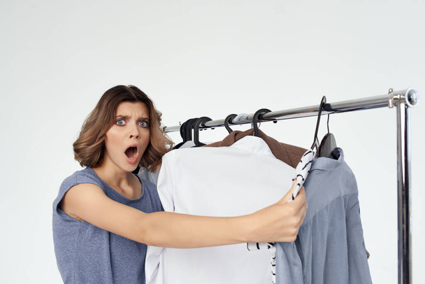 συναισθηματική γυναίκα Shopaholic επιλέγοντας ρούχα. Υψηλής ποιότητας φωτογραφία - Φωτογραφία, εικόνα