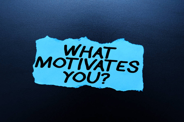 Handwriting text What Motivates Youquestion. Conceptual photo know reasons why you want to wake up each morning Thinking New Bright Ideas Renewing Creativity And Inspiration - Φωτογραφία, εικόνα