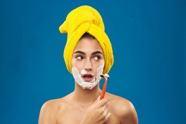 pretty woman razor in hand skin care hygiene blue background - Фото, изображение