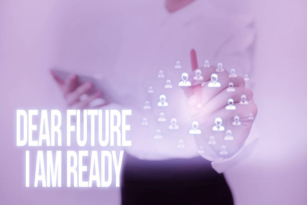 Teken met Dear Future I Am Ready. Concept wat betekent dat de staat actie situatie volledig wordt voorbereid Lady In Uniform Staande Holding Tablet Typing Futuristische Technologieën. - Foto, afbeelding