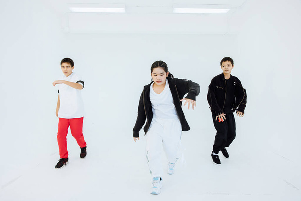 Elementary School Movement Dancer Lessons, Performance Dance Dance Classroom, Fun Group Workout Friendship in White Studio. - Φωτογραφία, εικόνα