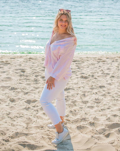 Plus size American blonde woman at nature, enjoy the life, walk at beach. Life of people xl size, happy nice natural beauty woman - Foto, imagen