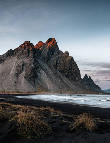 A beautiful shot of a rock and a sea in Stokksnes Eastern Region, Iceland! - Foto, Imagen
