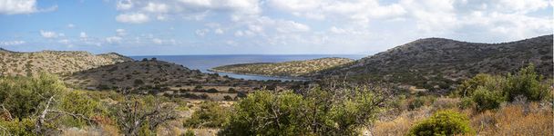 hermosa vista panorámica de las montañas desde la bahía cerca de la ciudad hundida de Olus, en la isla de creta en un día soleado, horizontal - Foto, imagen