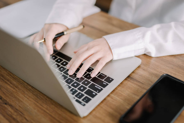 Detailní záběr rukou mladého podnikatele pracujícího na klávesnici, používajícího počítače ke studiu rozsáhlé sociální sítě v moderním internetovém světě. - Fotografie, Obrázek