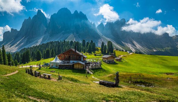 Zomer landschap van Val di Funes vallei, Santa Maddalena Village, Trentino Alto Adige regio, Italië, Europa  - Foto, afbeelding