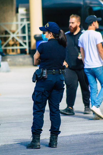 Санторини, Греция - 28 октября 2021 года Полиция в порту Санторини, одной из задач является контроль за отправлением и прибытием пассажиров паромов - Фото, изображение