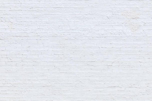 harmonikus régi téglafal festett fehér, mint a háttér - Fotó, kép