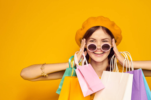 hezká žena nakupování zábava životní styl žluté pozadí - Fotografie, Obrázek
