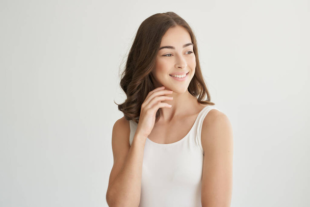 женщина в белой футболке улыбка позируя моды изолированный фон - Фото, изображение