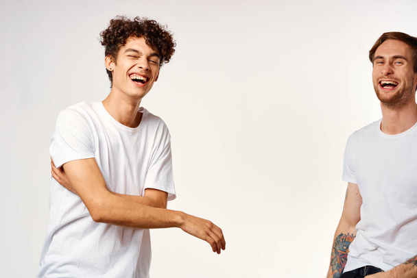 два друзі в білих футболках разом емоції способу життя весело
 - Фото, зображення