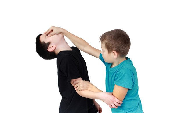 Menino de camiseta azul segura recepção contra o menino em uma camiseta preta
 - Foto, Imagem