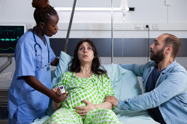 Mulher grávida com dor recebendo assistência médica - Foto, Imagem