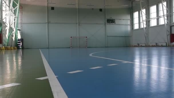 Εσωτερικό της σχολικής αθλητικής αίθουσας για μπάσκετ, βόλεϊ, χάντμπολ και αθλήματα - Πλάνα, βίντεο