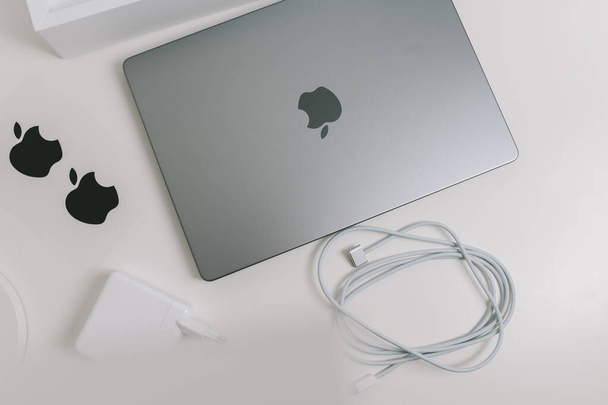 KAUNAS, LITVA - 28. října 2021: Odbalení nového Apple MacBook Pro 2021 izolovaného na bílém pozadí - Fotografie, Obrázek