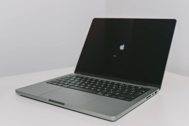КАУНАС, ЛИТУАНИЯ - 28 октября 2021 года: Новый 14-дюймовый Apple MacBook Pro 2021 изолирован на белом фоне - Фото, изображение