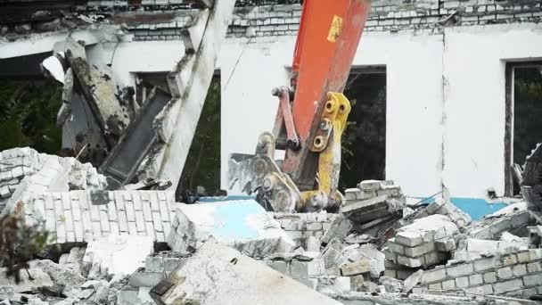 Desmantelamiento del antiguo edificio, excavadora para demolición de la casa - Imágenes, Vídeo