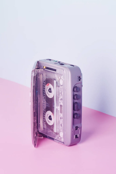 Старый аудиоплеер с кассетой неонового цвета. ретро стиль. Концепция старинной музыки - Фото, изображение