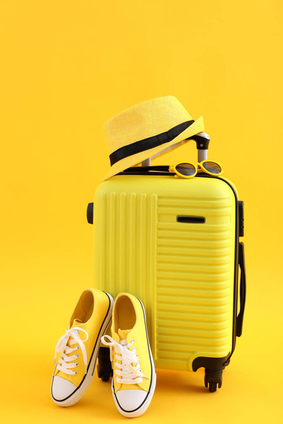 Σύνθεση με ταξιδιωτικά αξεσουάρ σε κίτρινο φόντο - Φωτογραφία, εικόνα