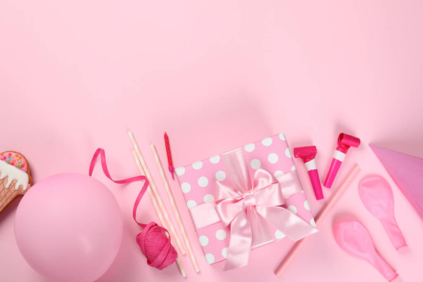 Accesorios de cumpleaños sobre fondo rosa, espacio para texto - Foto, Imagen