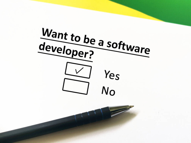 Jeden člověk odpovídá na otázky o jeho ambicích. Chce být vývojářem softwaru.. - Fotografie, Obrázek