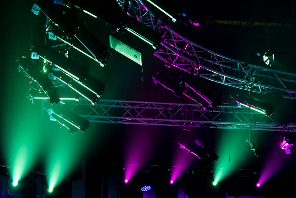 Lichtsysteme mit farbigen Scheinwerfern auf Metallkonstruktionen in einem Konzertsaal oder Fernsehstudio. Hochwertiges Foto - Foto, Bild