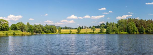 nyári vidéki táj - tó, erdő és mezők szénabálákkal, kék ég - Fotó, kép