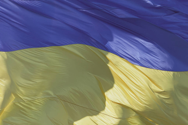 A sárga és kék zászló Ukrajna a zászlórúd lengő a szél - Fotó, kép
