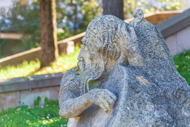 Kamenná socha kobzara s kobzou v parku - Fotografie, Obrázek