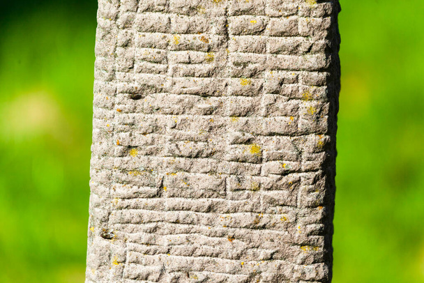 Tekstura starego piaskowca porośniętego mchem - Zdjęcie, obraz