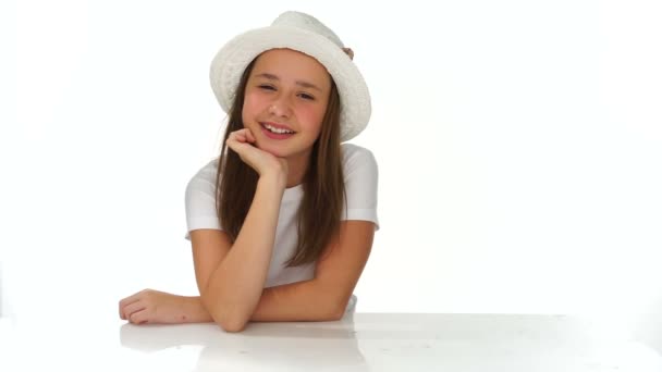 gondolkodó fiatal lány, egy aranyos kalap - Felvétel, videó