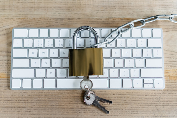Top view of padlock and keys on keyboard on table  - Foto, imagen