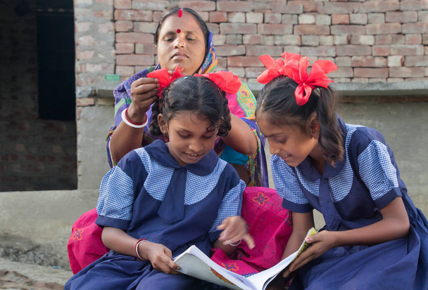 Indische Landschülerinnen in Gesichtsmasken und Uniformen in der Schule während Covid-19 - Foto, Bild