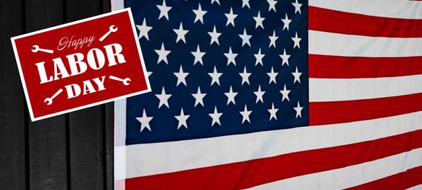 Шаблон поздравительной открытки с Днем Труда - размахивание американским флагом и буквами с рабочими символами - Фото, изображение