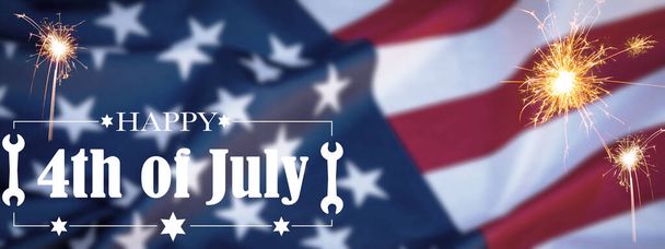Boldog július 4. - Függetlenség napja USA háttér sablon üdvözlőkártya - Integető amerikai zászló és csillogó csillagszórók tűzijáték - Fotó, kép