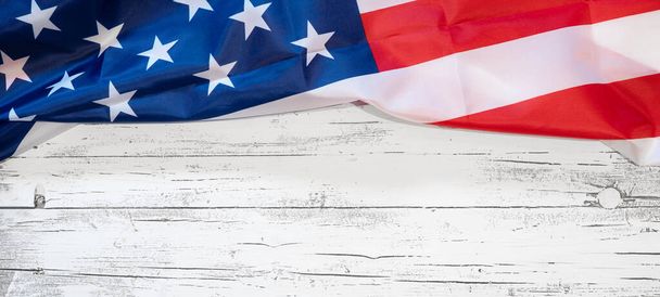Панорама на заднем плане США - Американский флаг на деревенском деревянном белом винтажном столе, текстура дерева, вид сверху - 4 июля, День труда, День памяти, День ветерана или другой патриотический праздник - Фото, изображение