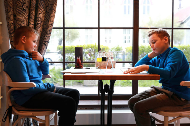 Two children waiting dishes in a restaurant - Fotoğraf, Görsel