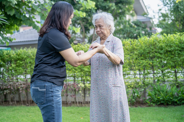 asiatico anziani donna con caregiver daugther a piedi con felice in natura parco. - Foto, immagini