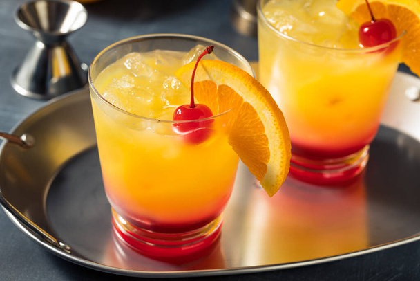 Boozy Cold Tequila Sunrise Cocktail with Grenadine - Foto, afbeelding