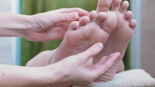 Vrouwelijke handen zijn Massaging Bare Legs, Voeten, zolen van een kind. Zoom uit. Sluiten. - Video