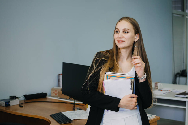 Return Office Workers, Employees Return To Offices. End Of Work From Home. Young business woman with documents walks into the office - Foto, Imagem