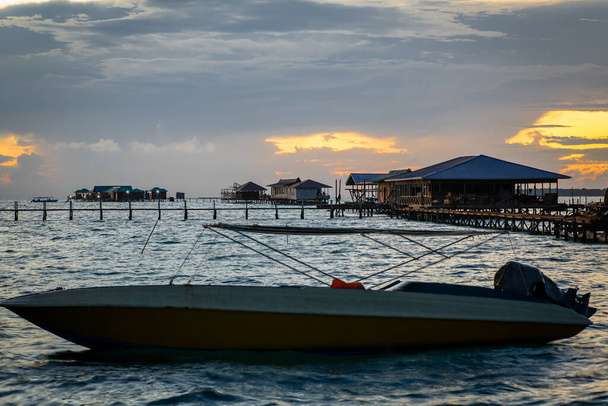 Bungalow e chalet acquatici durante il tramonto a Semporna, Sabah. - Foto, immagini