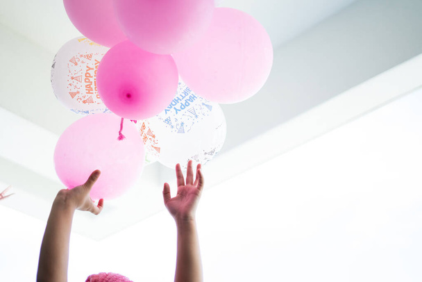 Feliz aniversário balões coloridos juntos. Luzes naturais, foco seletivo. - Foto, Imagem