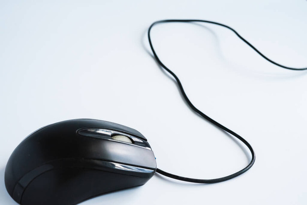 Современная черная компьютерная мышь на белом фоне - Фото, изображение