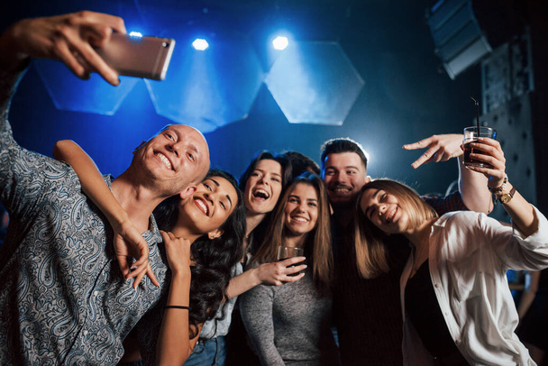 Look at the camera. Friends taking selfie in beautiful nightclub. With drinks in the hands. - Φωτογραφία, εικόνα